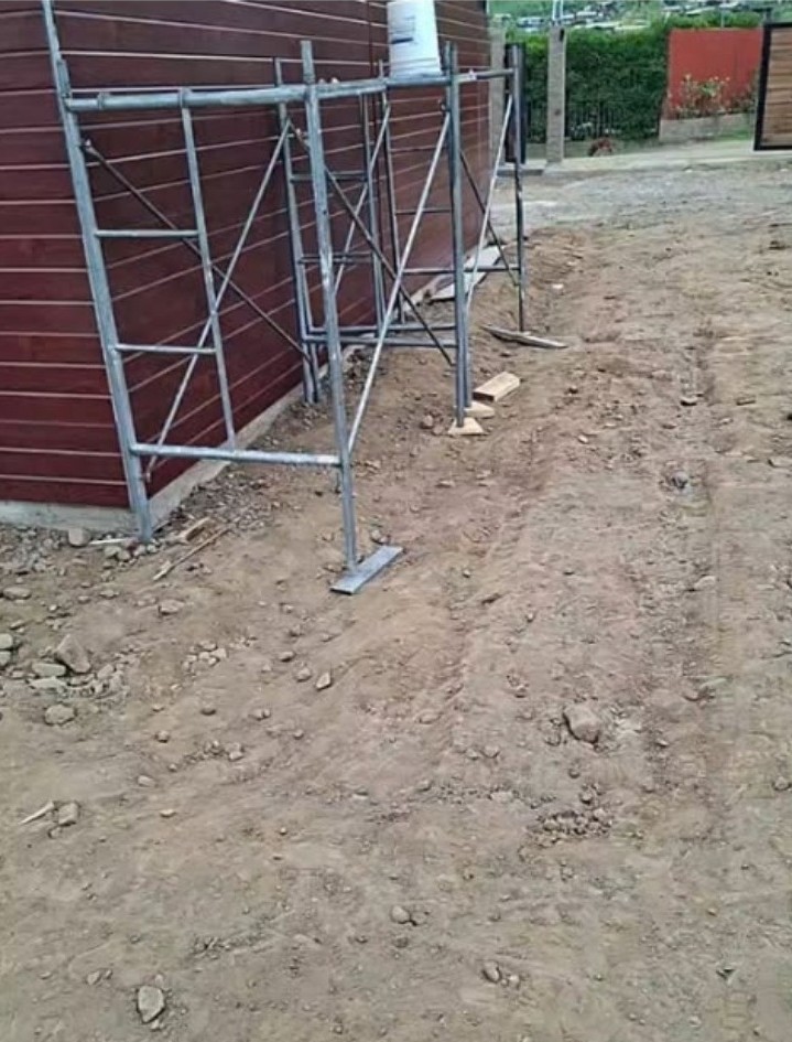 Andamios y trabajos de revestimiento exterior en una obra real