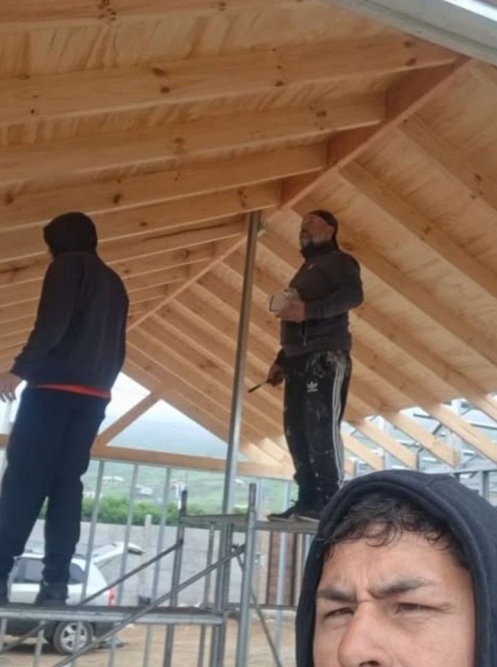 Profesionales de Troncoso trabajando en una cubierta